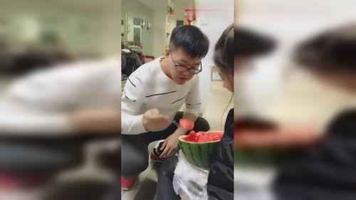 原阳夫妻吃瓜事件视频,一场引发网友热议的“瓜田”风波