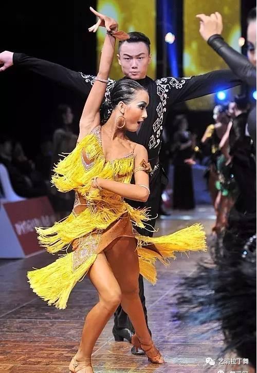 艺兴吃瓜拉丁舞视频,吃瓜群众直呼“太上头”